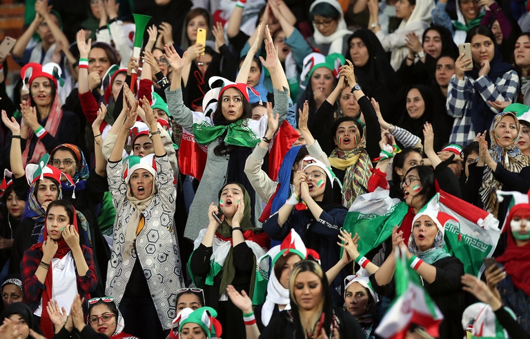 donne iraniane allo stadio durante Iran-Cambogia