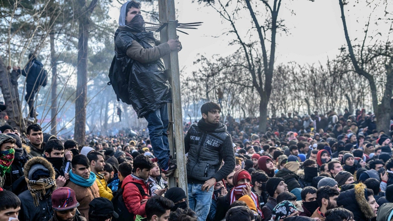 Μετανάστες συνωστίζονται στην ουδέτερη ζώνη του Pazarkule, στα ελληνοτουρκικά σύνορα, περιμένοντας να προσπαθήσουν να εισέλθουν στην ελληνική επικράτεια © Bulent Kilic / Ansa