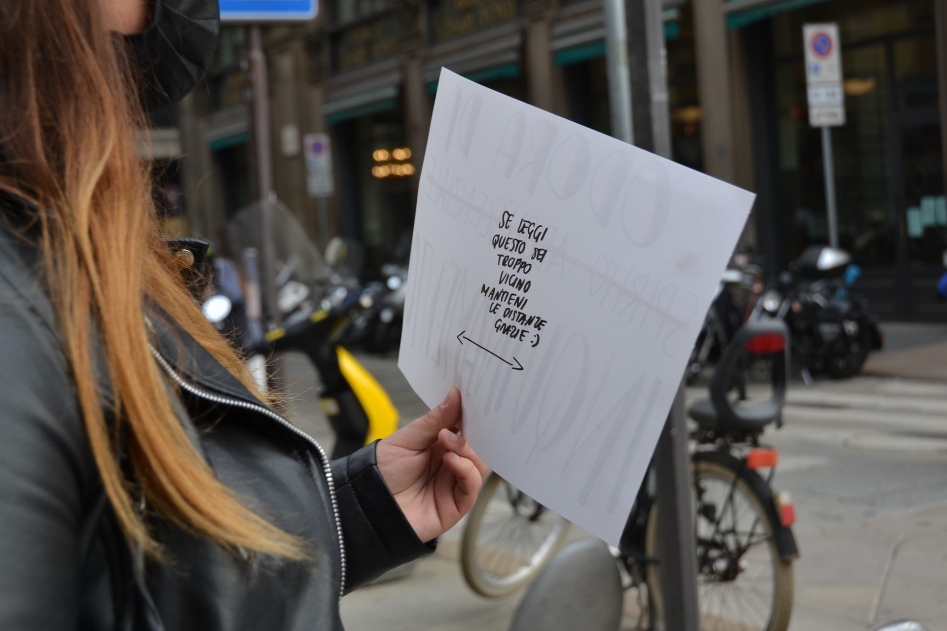 Il distanziamento sociale durante lo sciopero del 9 ottobre a Milano