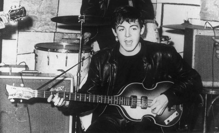 Paul McCartney imbraccia il suo basso sul palco del Cavern a Liverpool.