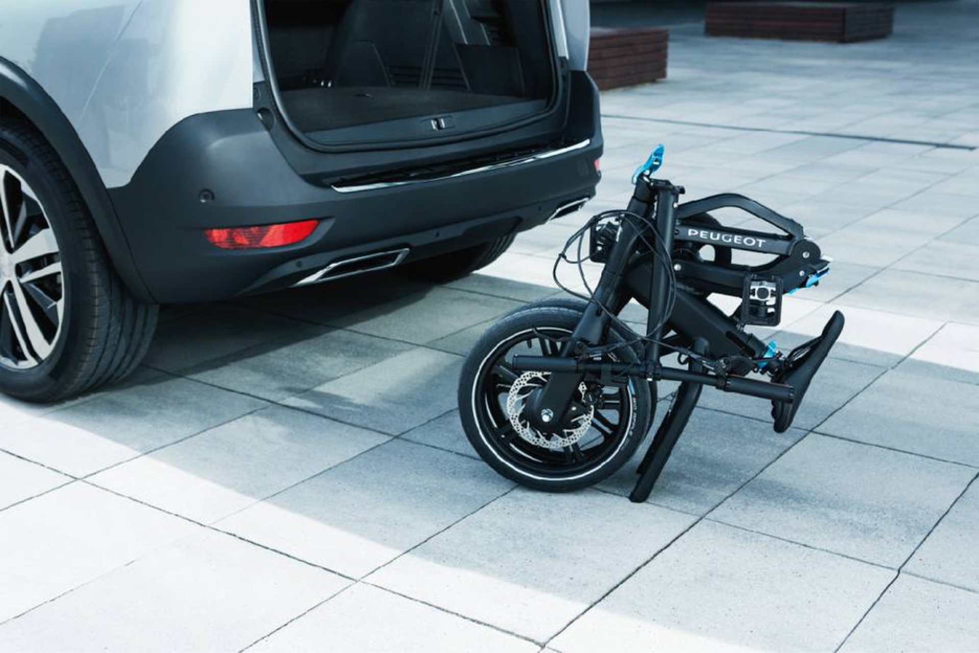 ef01, la bici pieghevole che si ricarica in auto