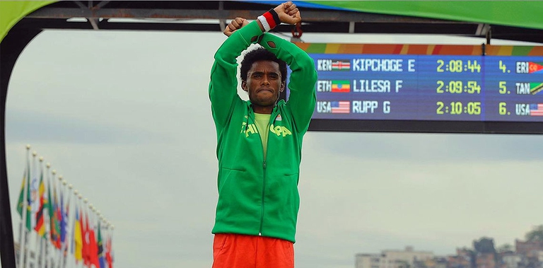 "Il governo sta distruggendo gli Oromo come me. Sta prendendo le sue terre e le sue risorse. Il governo etiope sta uccidendo la mia gente, i miei parenti sono in prigione e se parlano di diritti democratici vengono uccisi”