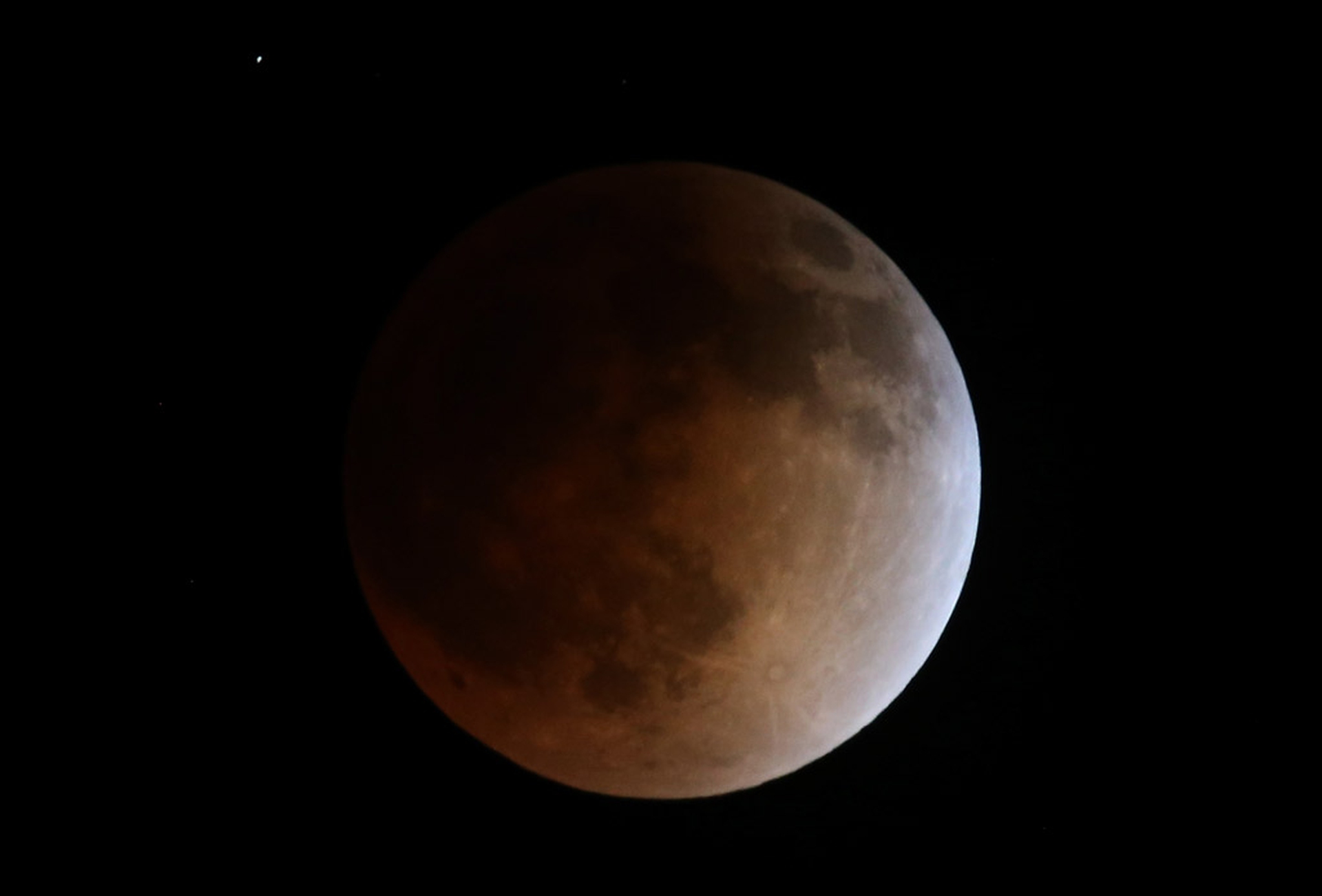 Le bellissime foto della prima eclissi di Luna del 2014