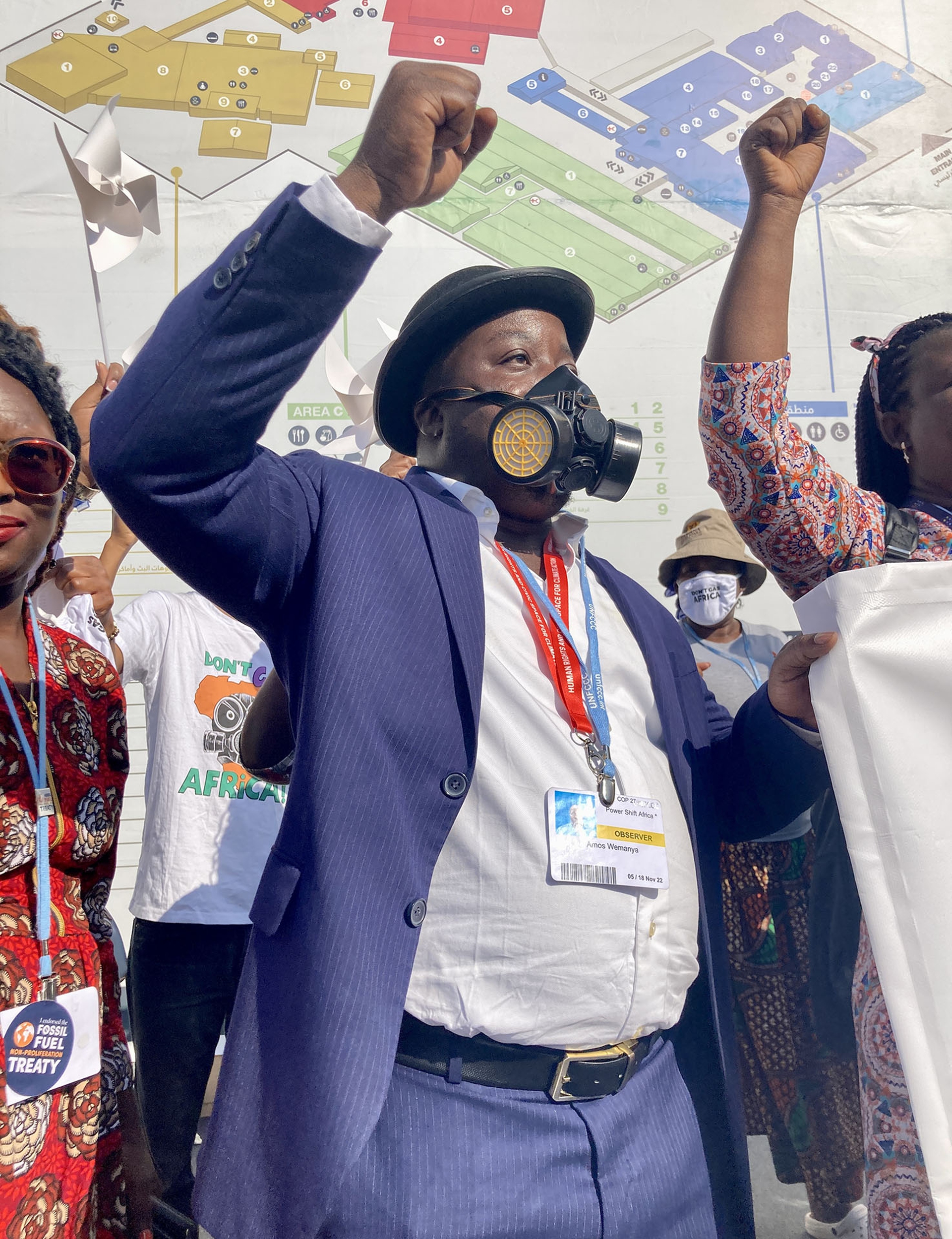 Un uomo con la maschera antigas alla Cop27