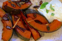 Zucca al forno speziata con crema di formaggio aromatica