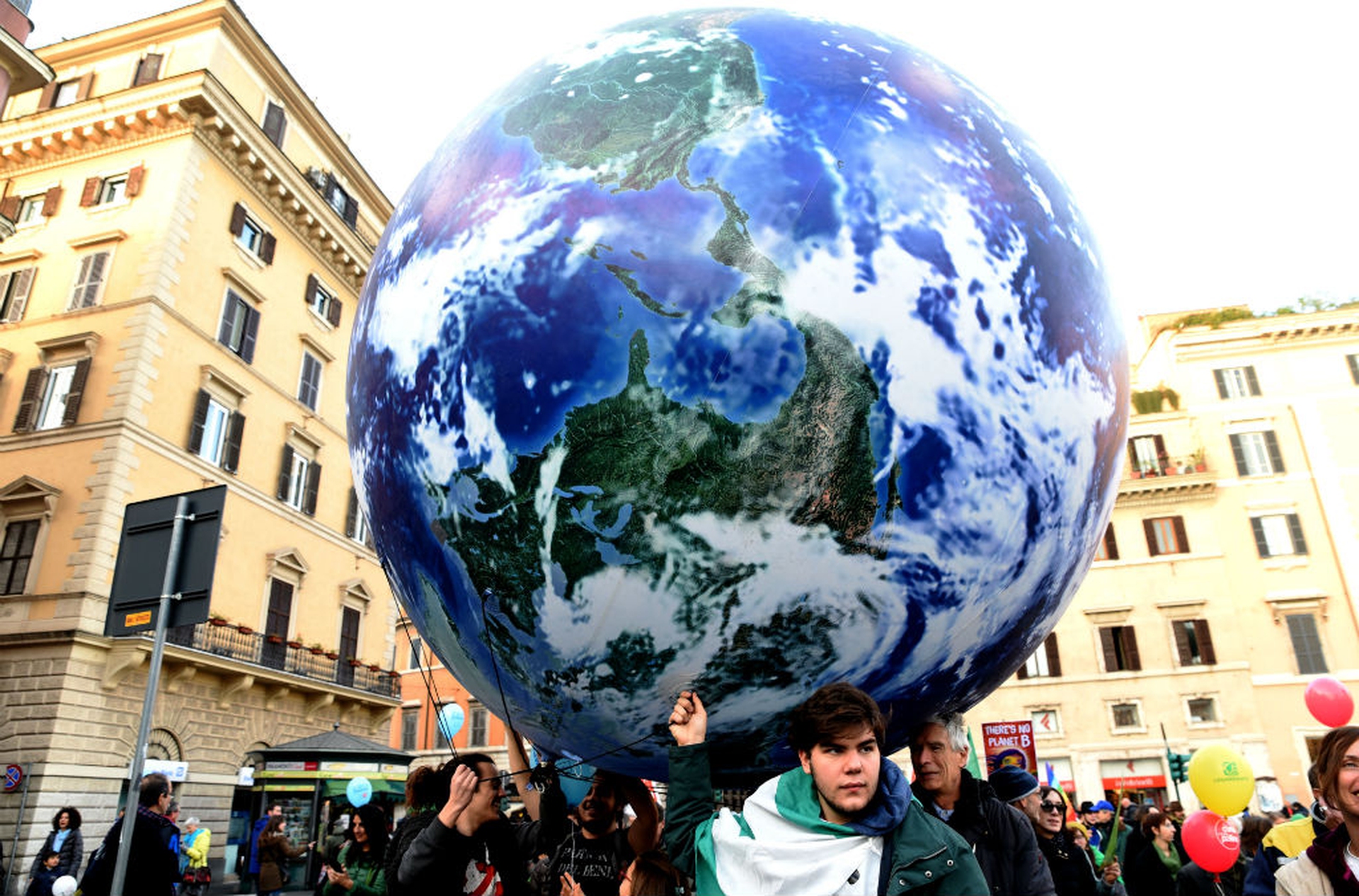 Marcia per il clima. Le immagini dei 15 mila a Roma