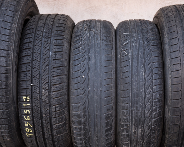 Prima di partire per le vacanze, controllare lo stato degli pneumatici. Questo il consiglio della Polizia stradale che , nella sua indagine, ha evidenziato una generale trascuratezza sulle auto degli italiani. ©Assogomma