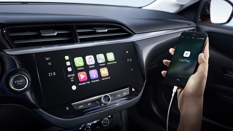 Grazie ai sistemi di infotainment, Corsa-e offre la possibilità di  viaggiare sempre connessi. Lo schermo touch da 7 e 10 pollici offre funzioni utili, come la navigazione live con informazioni sul traffico in tempo reale. ©Opel