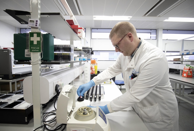 Scienziato conduce test sul Coronavirus