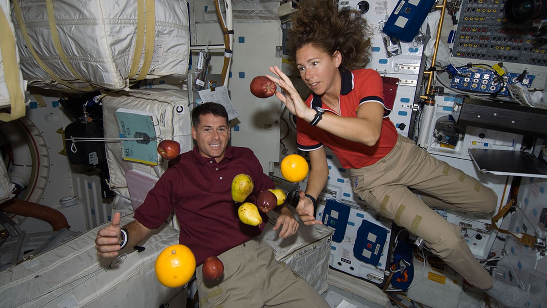 Cibo nello spazio. Dai cubetti dell'Apollo 13 ai legumi Slow Food di Samantha Cristoforetti