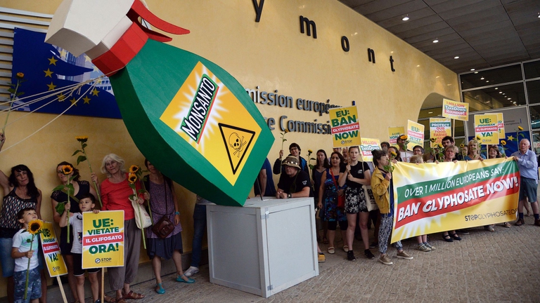 Una manifestazione contro il glifosato a Bruxelles