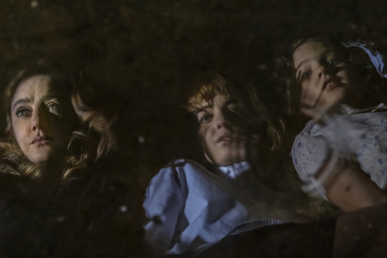 Una delle trovate narrative più avvincenti del film è data dall'incontro della protagonista con se stessa ragazza e bambina (Beatrice Grannò e Clelia Rossi Marcelli) © Anna Camerlingo