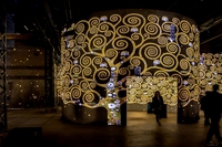 L’Atelier des Lumières, il primo centro di arte digitale a Parigi apre con una mostra su Klimt