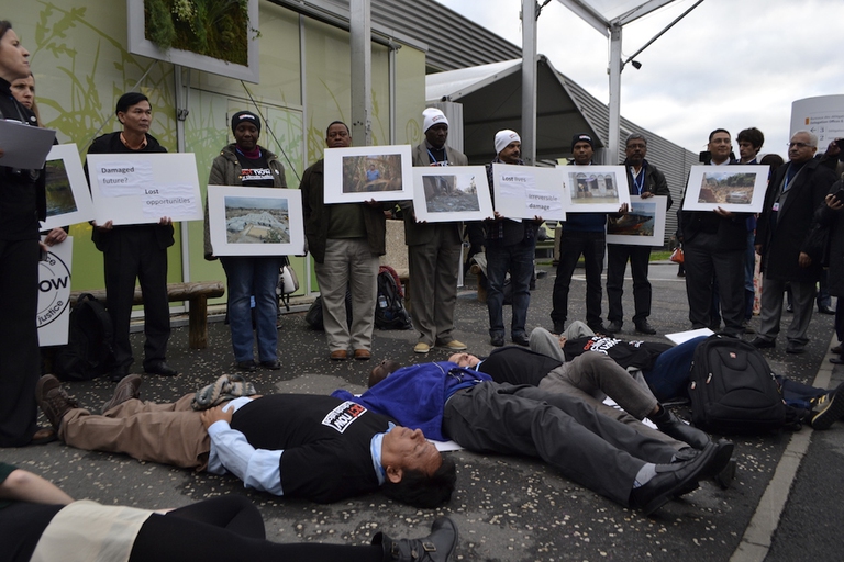 attivisti protesta cop 21