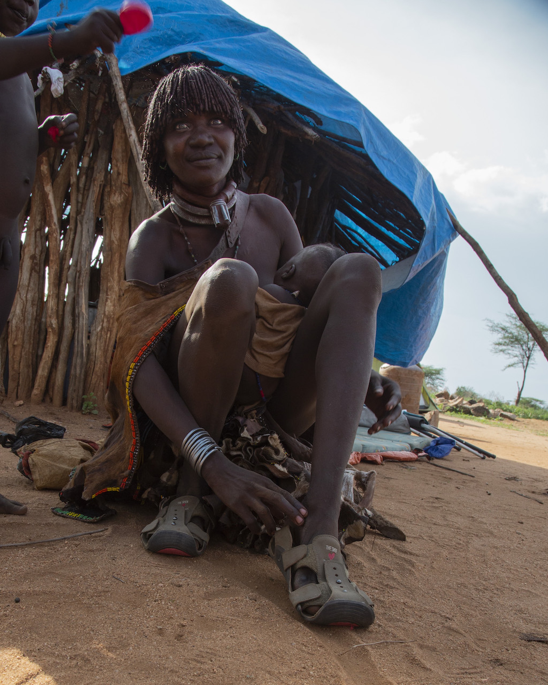 Valle dell'Omo, donna Hamer indossa The shoe that grows