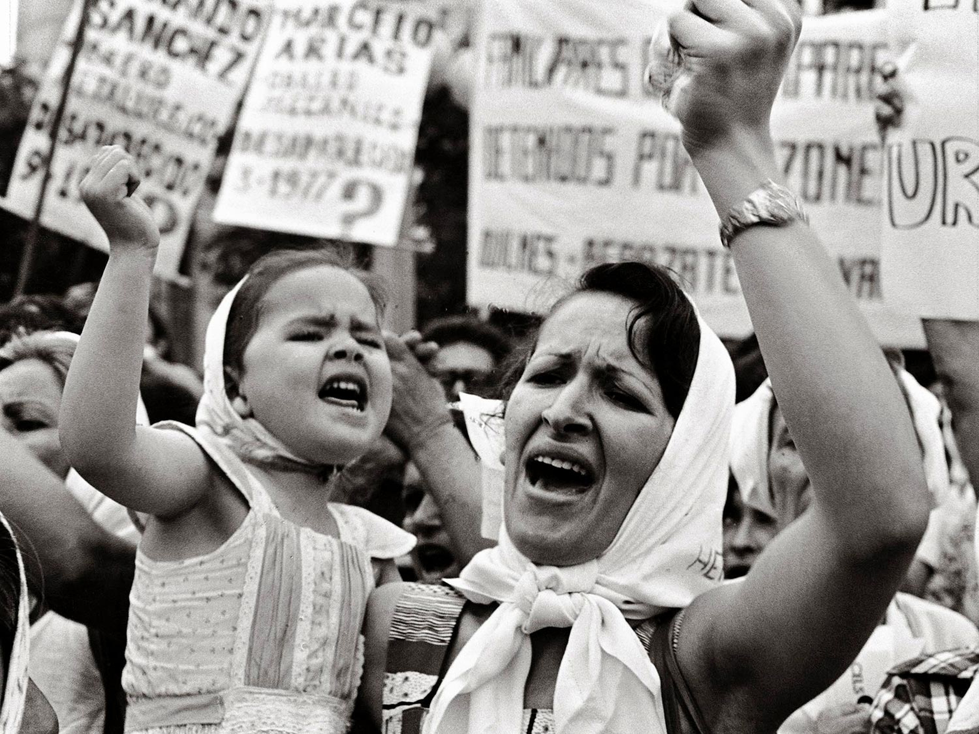 1977, Adriana Vestido. Le madri di Plaza de Mayo