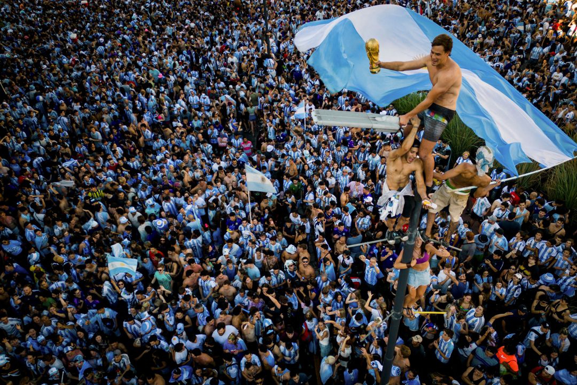 TOPSHOT-ARGENTINA-FBL-WC-2022-FANS