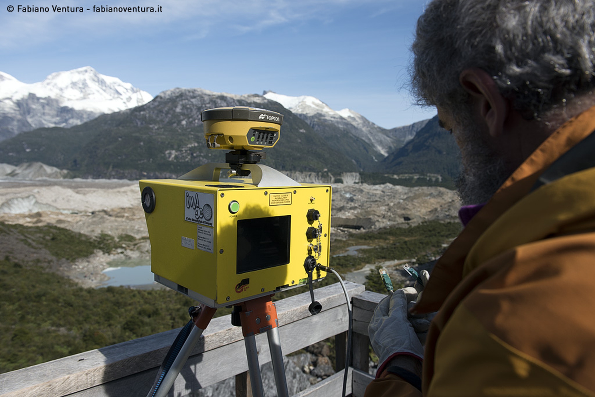 Il geologo Andrea Tamburini con il laser scanner