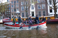 Ad Amsterdam i turisti si trasformano in pescatori di plastica