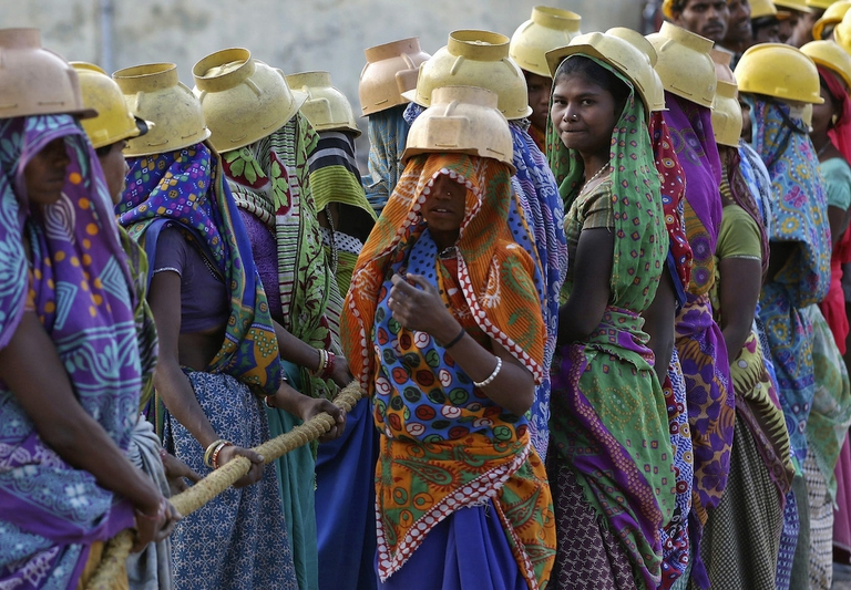 Laying underground electricity cables in Ahmedabad, India © Amit Dave/Reuters