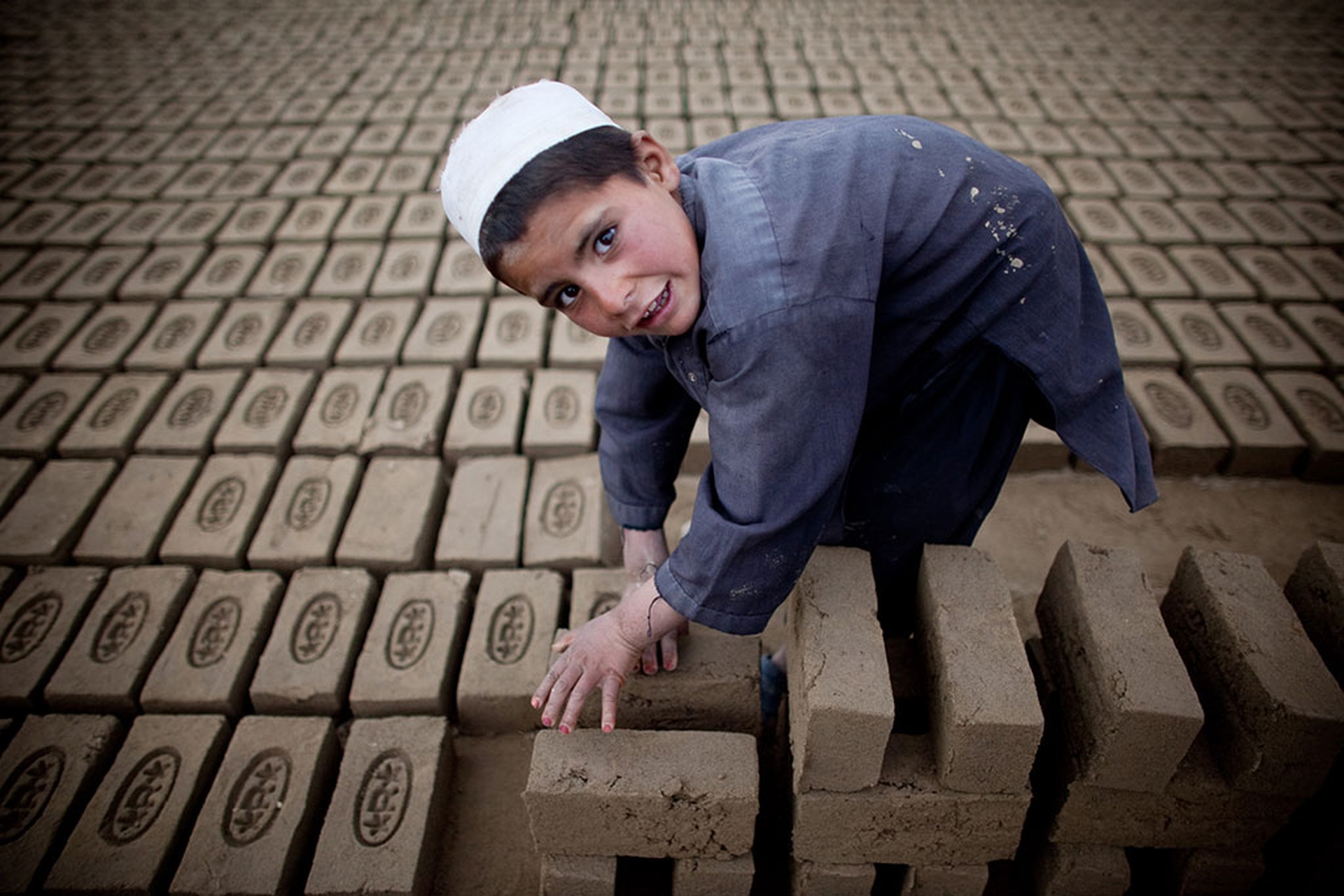Un bimbo in una fabbrica di mattoni
