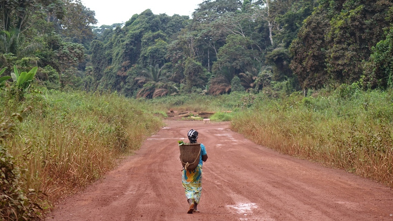 Donna Baka nel bacino del Congo