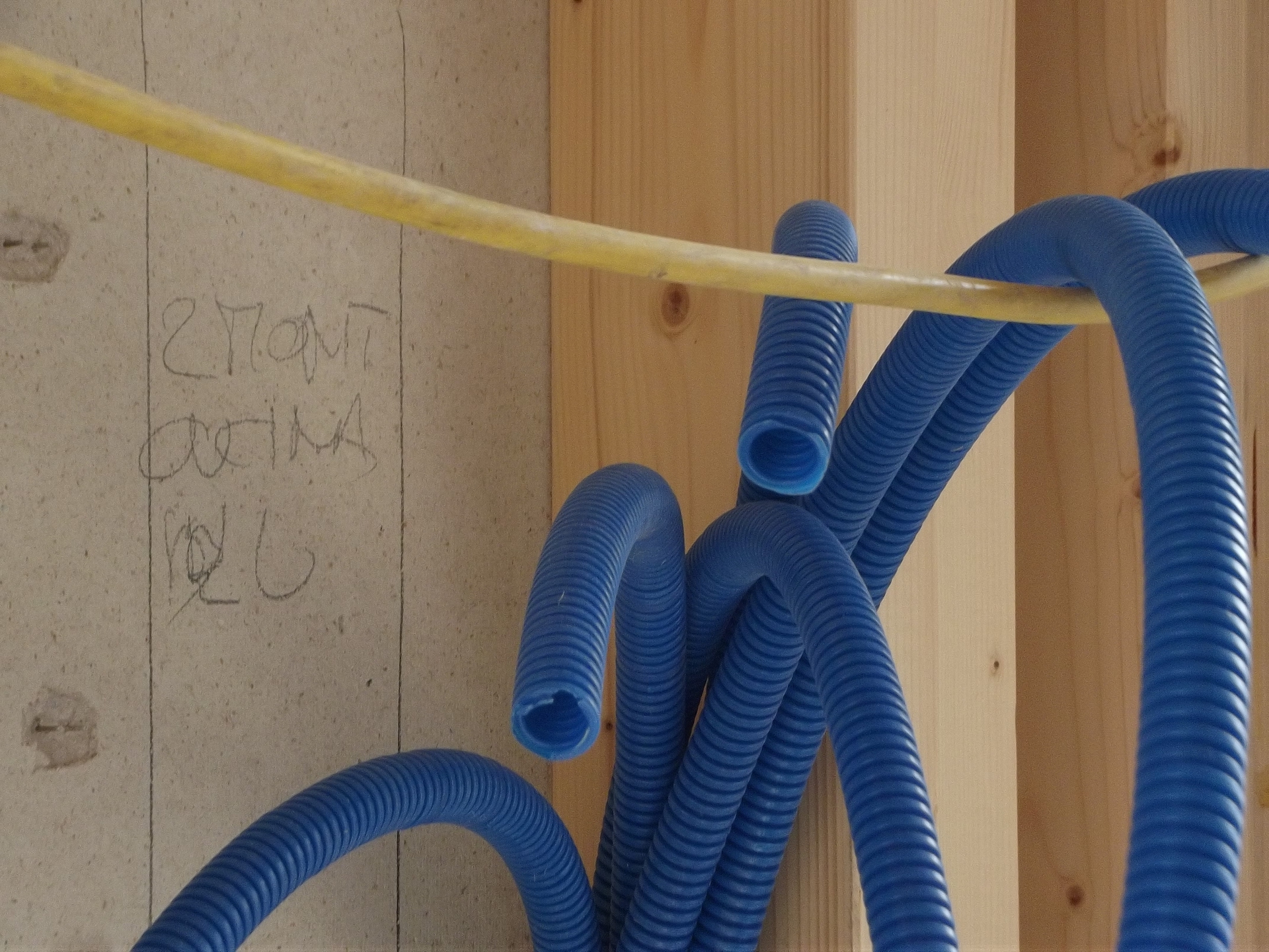 Canalizzazioni che fuoriescono dal 