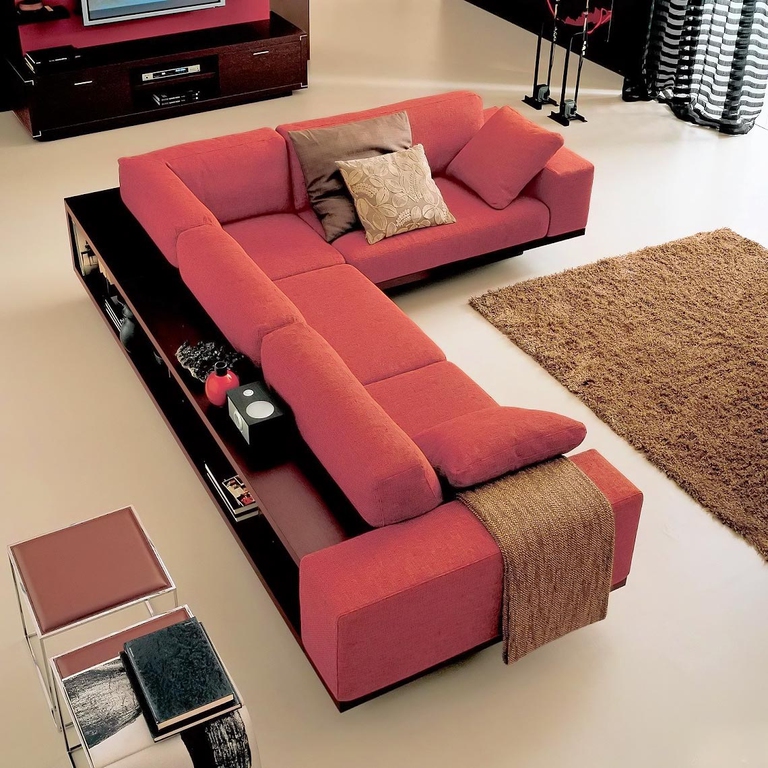 Un esempio di divano angolare a chute longue