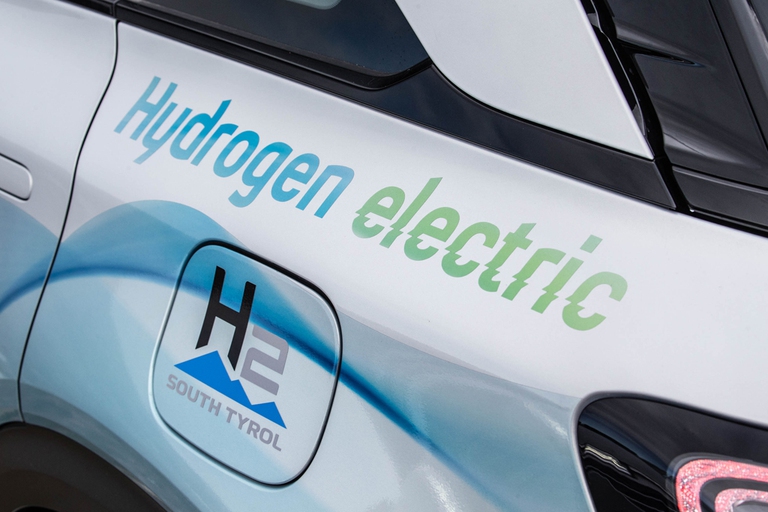 Il progetto LifeAlps punta alla diffusione di nuovi impianti di rifornimento di idrogeno e colonnine elettriche in Alto Adige. ©Hyundai