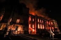 Un grave incendio ha colpito il Museo nazionale del Brasile a Rio de Janeiro