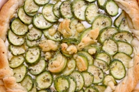 Torta di pasta sfoglia con zucchine, caprino e timo, la ricetta