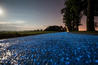 La pista ciclabile che brilla di blu in Polonia lascia senza fiato