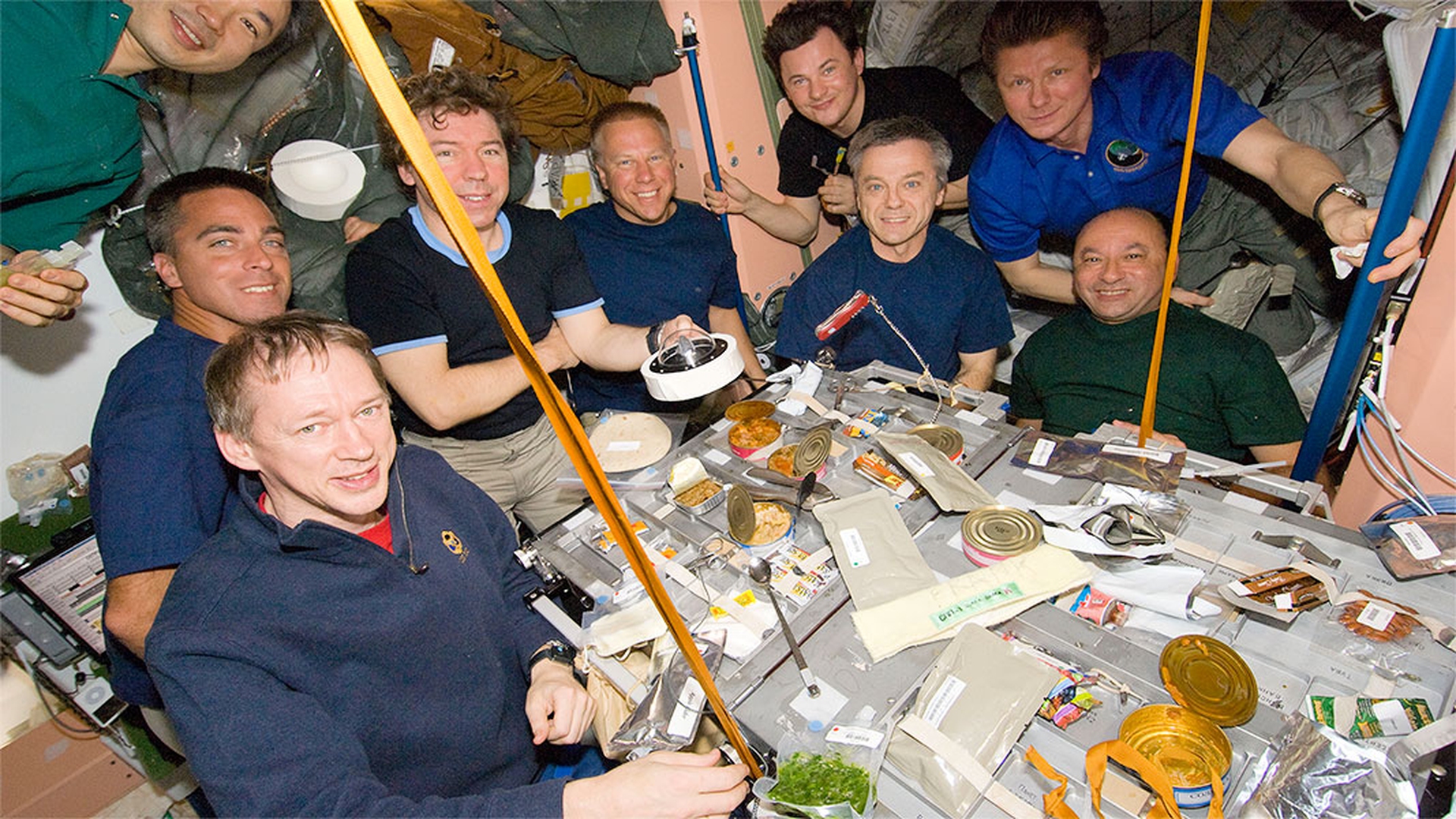 Cibo nello spazio. Dai cubetti dell'Apollo 13 ai legumi Slow Food di Samantha Cristoforetti