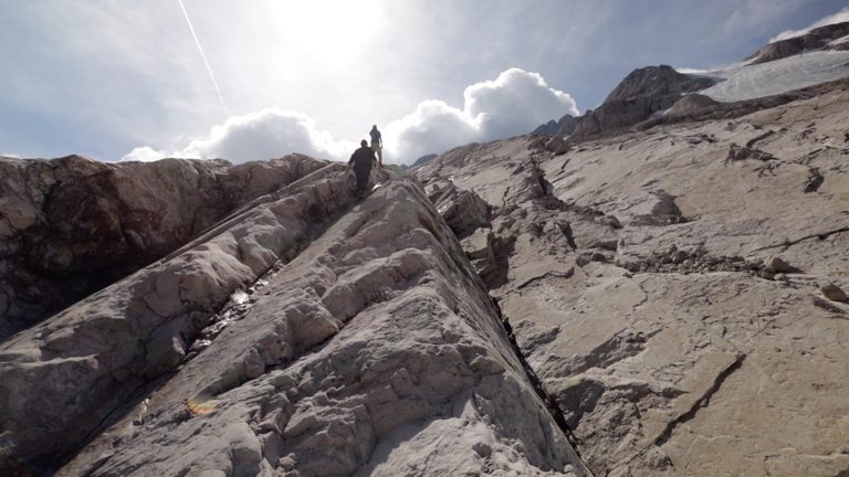 Green Storytellers sul ghiacciaio della Marmolada che sta scomparendo © Green Storytellers