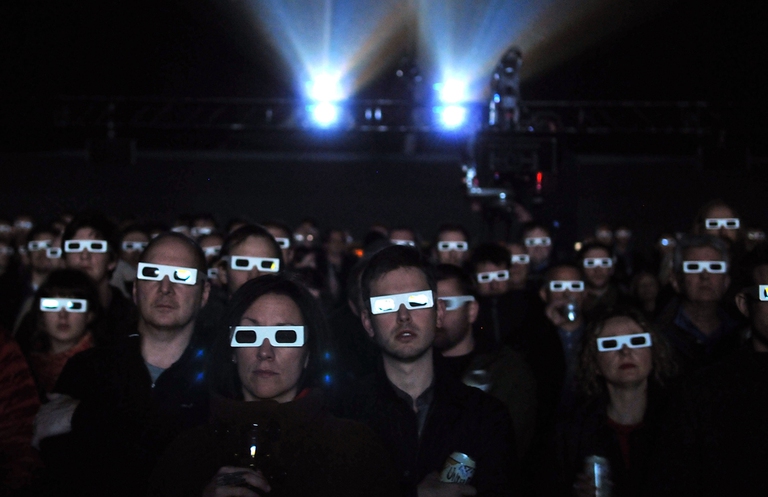 Pubblico con gli occhiali 3D a un concerto dei Kraftwerk alla Tate Modern Turbine Hall di Londra, 2013 © Jim Dyson/Redferns via Getty Images