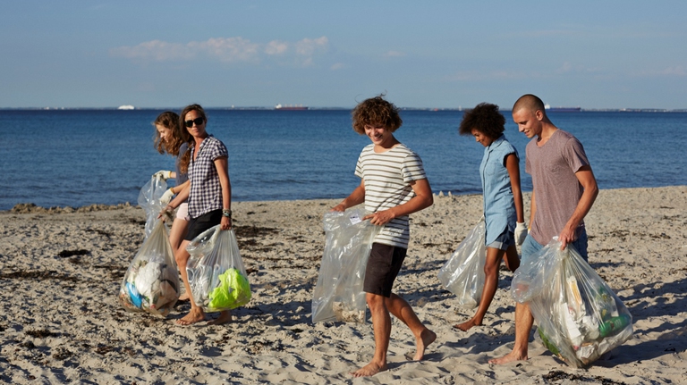 Tutti gli anni vengono organizzate azioni di pulizia delle spiagge - Foto di Klaus Vedfelt/Getty Images