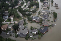 Houston, l’uragano sommerge una fabbrica chimica. Registrate due esplosioni