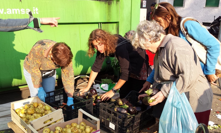 Recup. Il gruppo, con sede a Milano, distribuisce frutta e verdura avanzate dai mercati per i bisognosi della zona. ©facebook.com/recupmilano