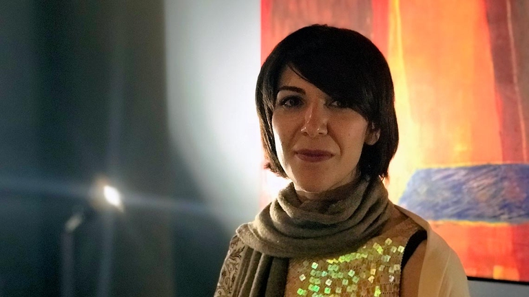 Sepideh Jan nasce a Tehran nel 1985. Nel 2010 si laurea con una tesi su “La matrice femminile nell’arte tessile di Louise Bourgeois” in Storia dell’arte (con 110 e lode) e nel 2012 partecipa al programma Master in Pittura all’Accademia Sint-Lucas in Gent (Belgio). Contemporaneamente consegue la laurea specialistica in Pittura all’Accademia di Belle Arti di Brera a Milano, discutendo la tesi su “La simbologia di ‘Casa’ nell’arte contemporanea”. Dal 2016 vive e lavora tra Tehran, l’isola Hormoz sul Golfo Persico (dove ha il suo laboratorio) e l’italia.