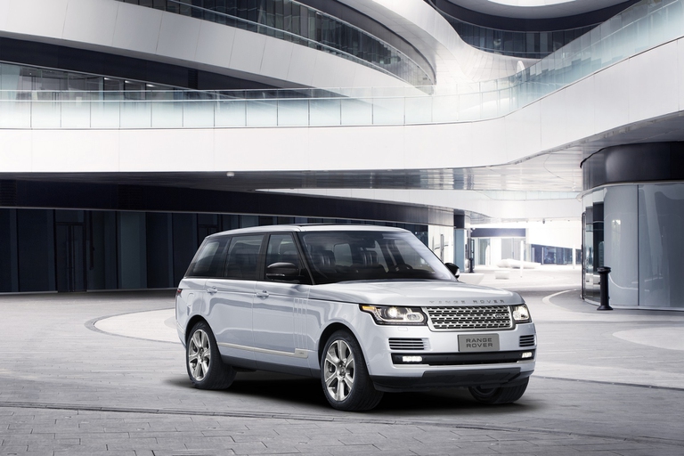 La Range Rover Hybrid a passo lungo, al debutto in Cina
