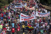 Venezuela, violenti scontri in piazza. Ma il golpe di Juan Guaidó è fallito