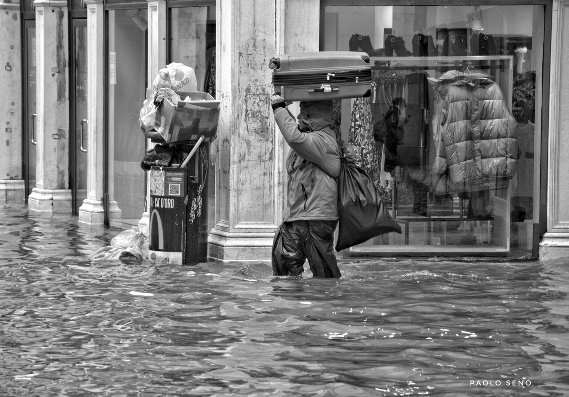 Attraversare la città con l'acqua alta ©Paolo Seno