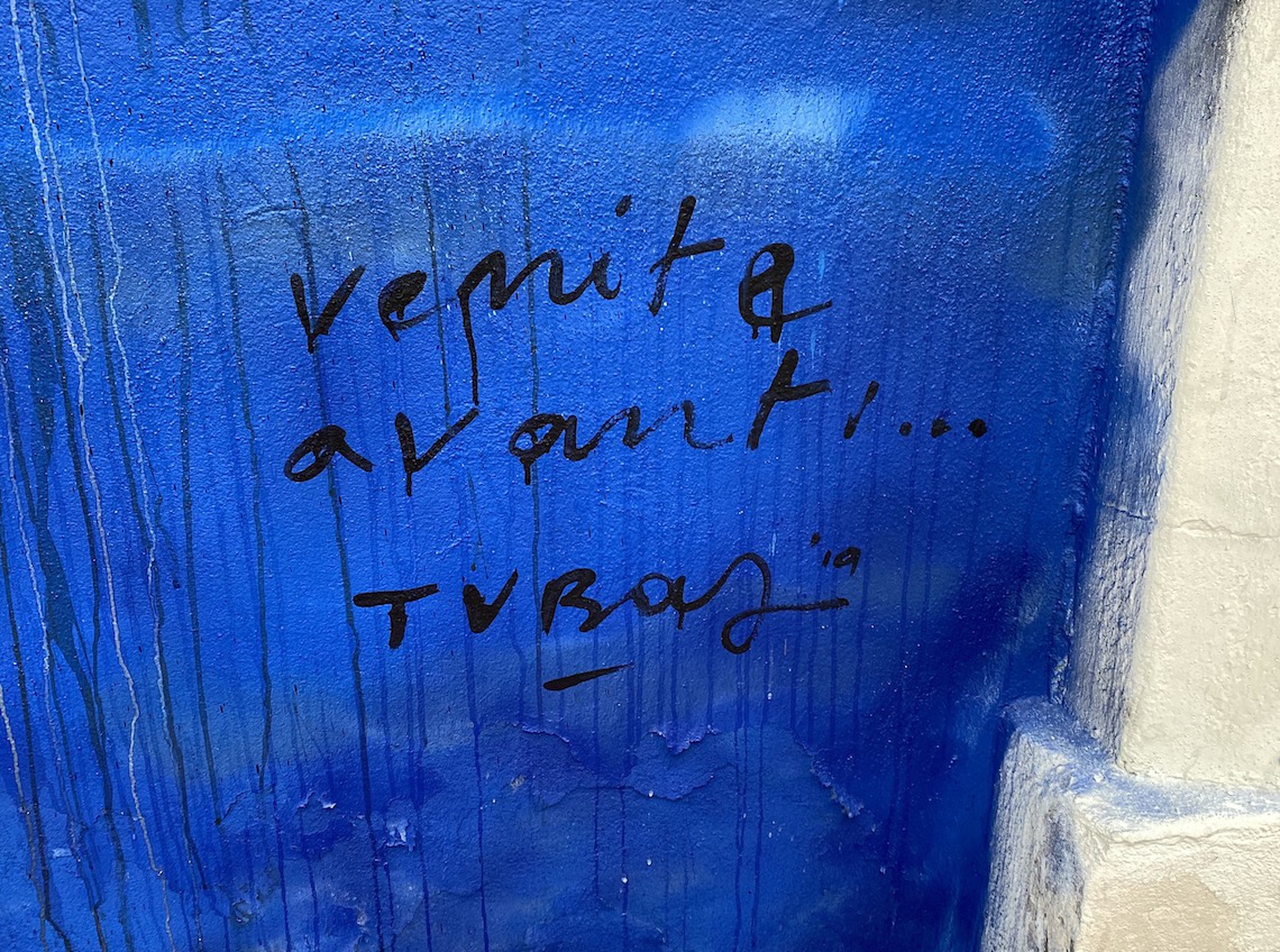 La firma di Tvboy nel murales Venite avanti