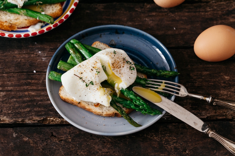 Toast di asparagi grigliati e uova in camicia