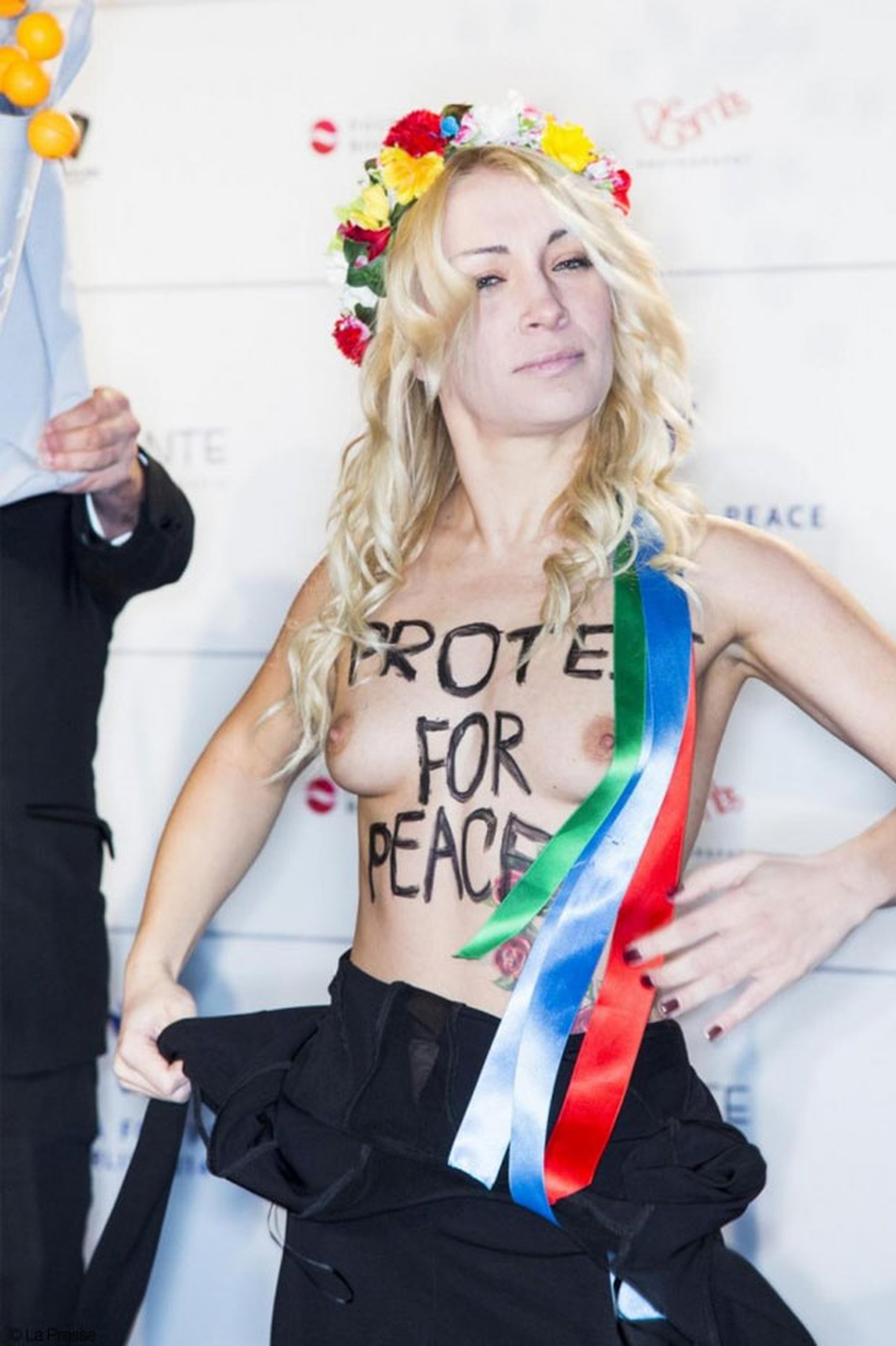 Le Femen sfilano sul tappeto rosso a Berlino