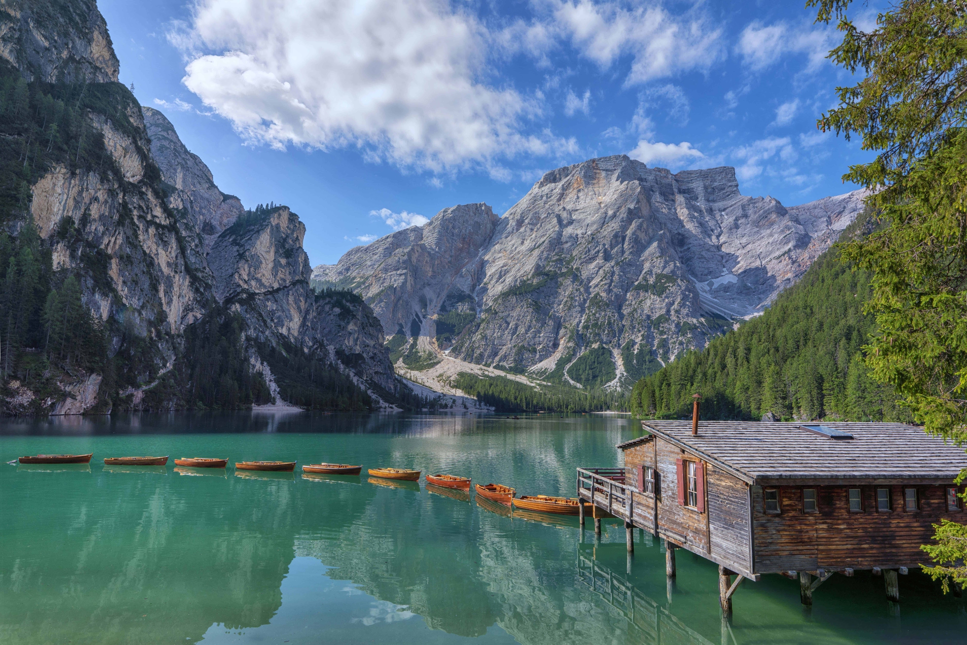 Armonia di luci e colori sul lago di Braies, perla delle Dolomiti, nel Parco naturale Fanes-Senes-Braies (Trentino-Alto Adige/Südtirol) © Germana Bellotti