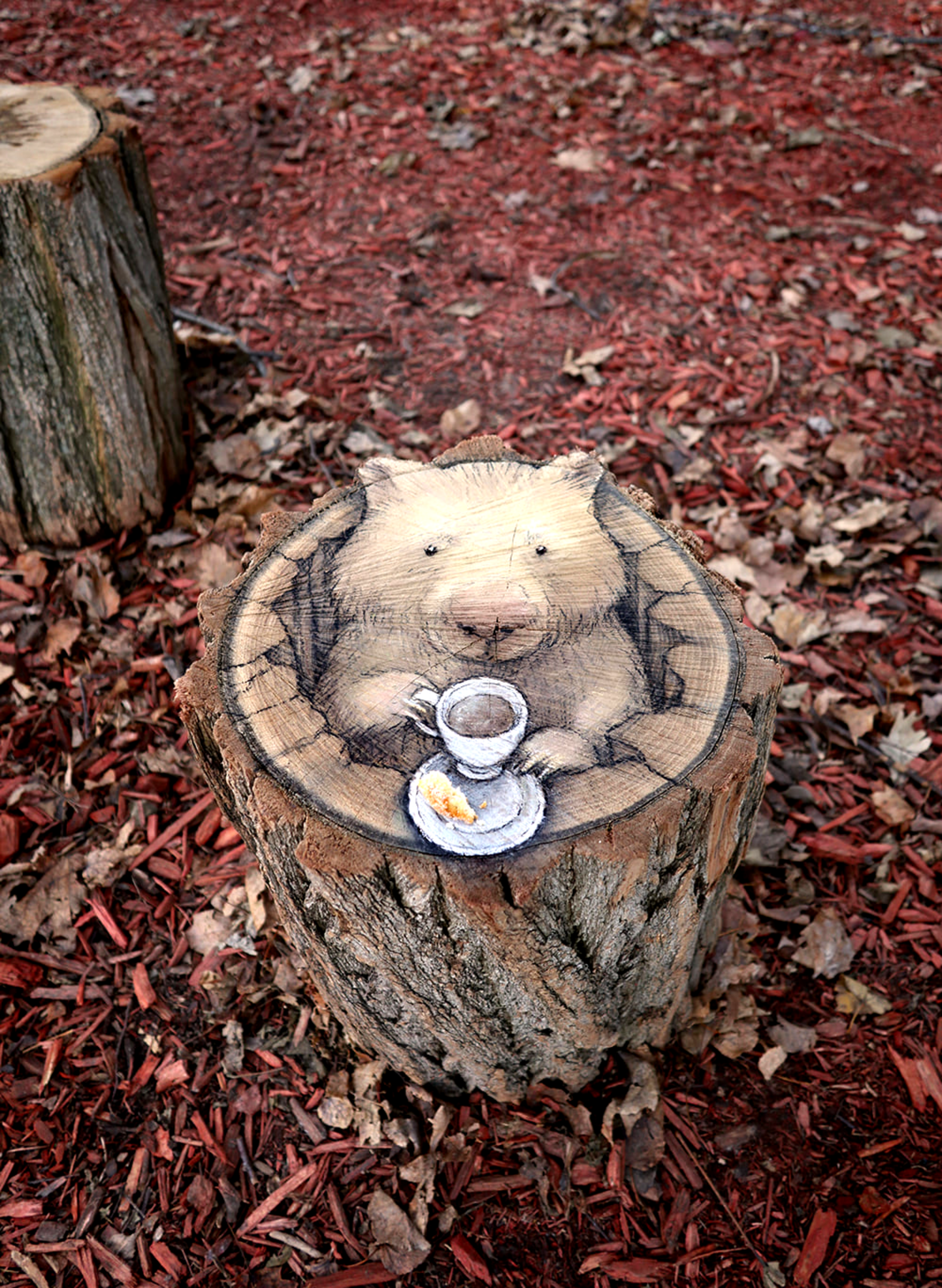 Anche dai tronchi escono i personaggi di David Zinn © David Zinn