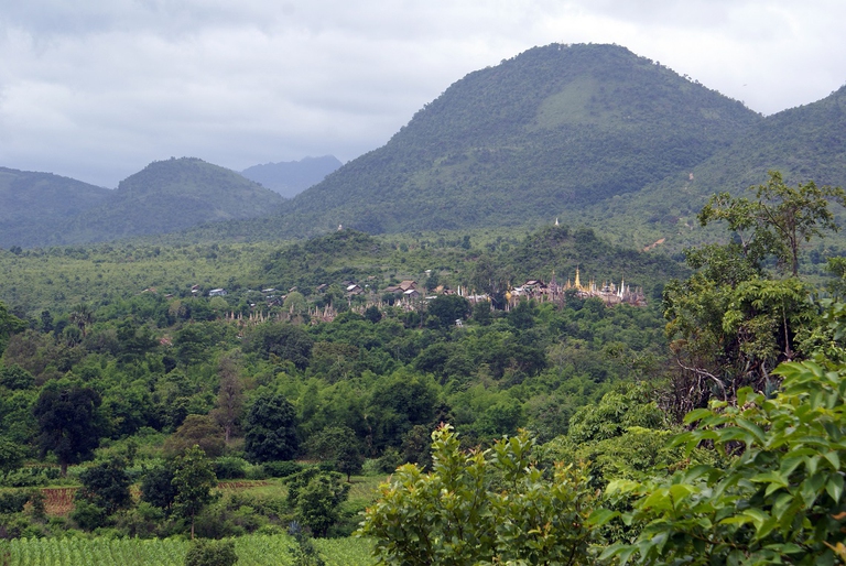 Myanmar, tempio buddhista circondato dalla foresta