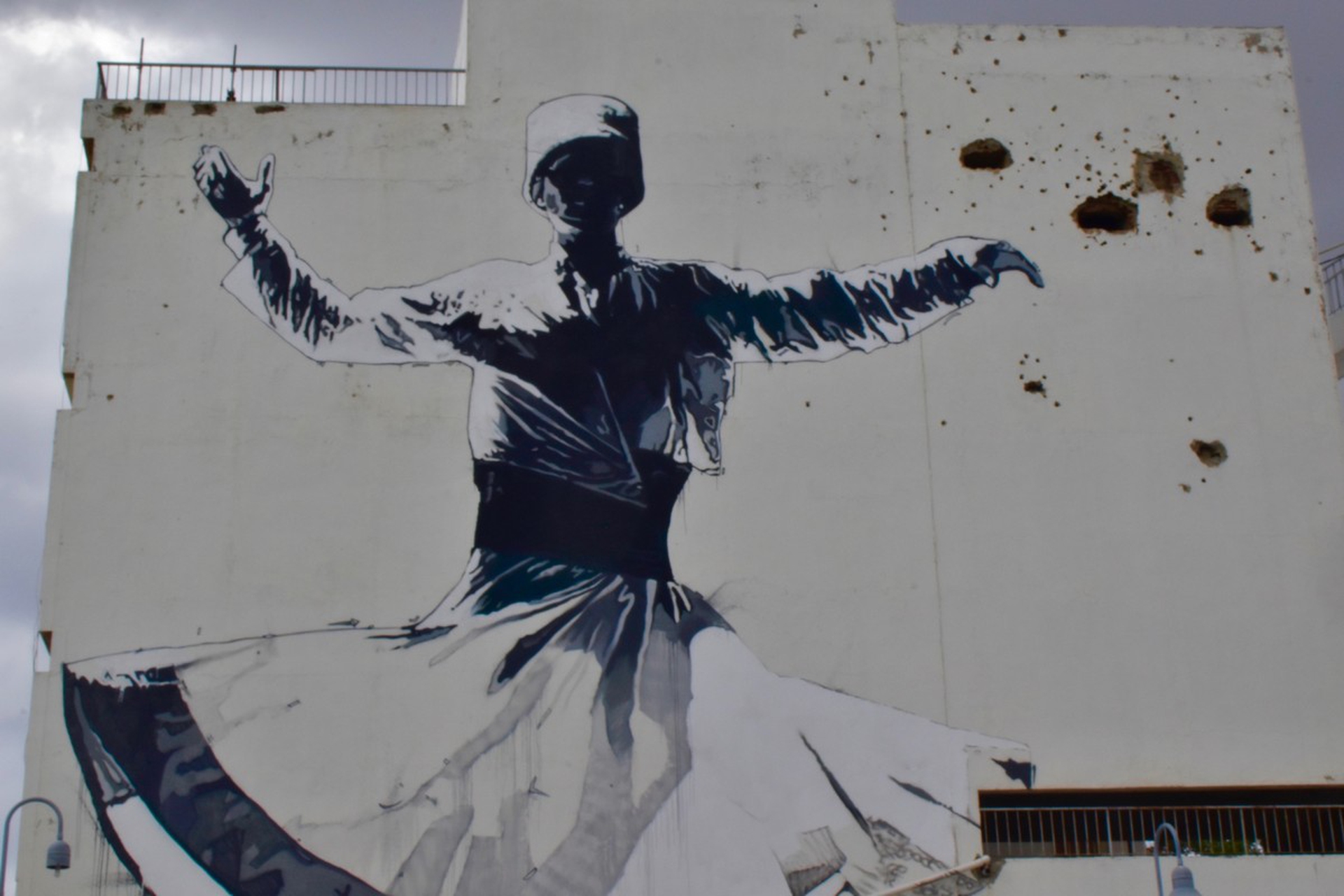 Un derviscio roteante domina il lato di una casa, Nicosia