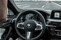 Bmw Serie 5, adesso è ibrida e (quasi) autonoma. L’abbiamo provata